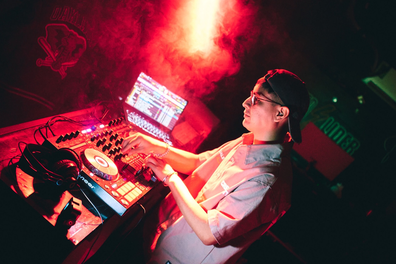 Dale Persys pinchando discos en vivo, ambiente neon y lasers